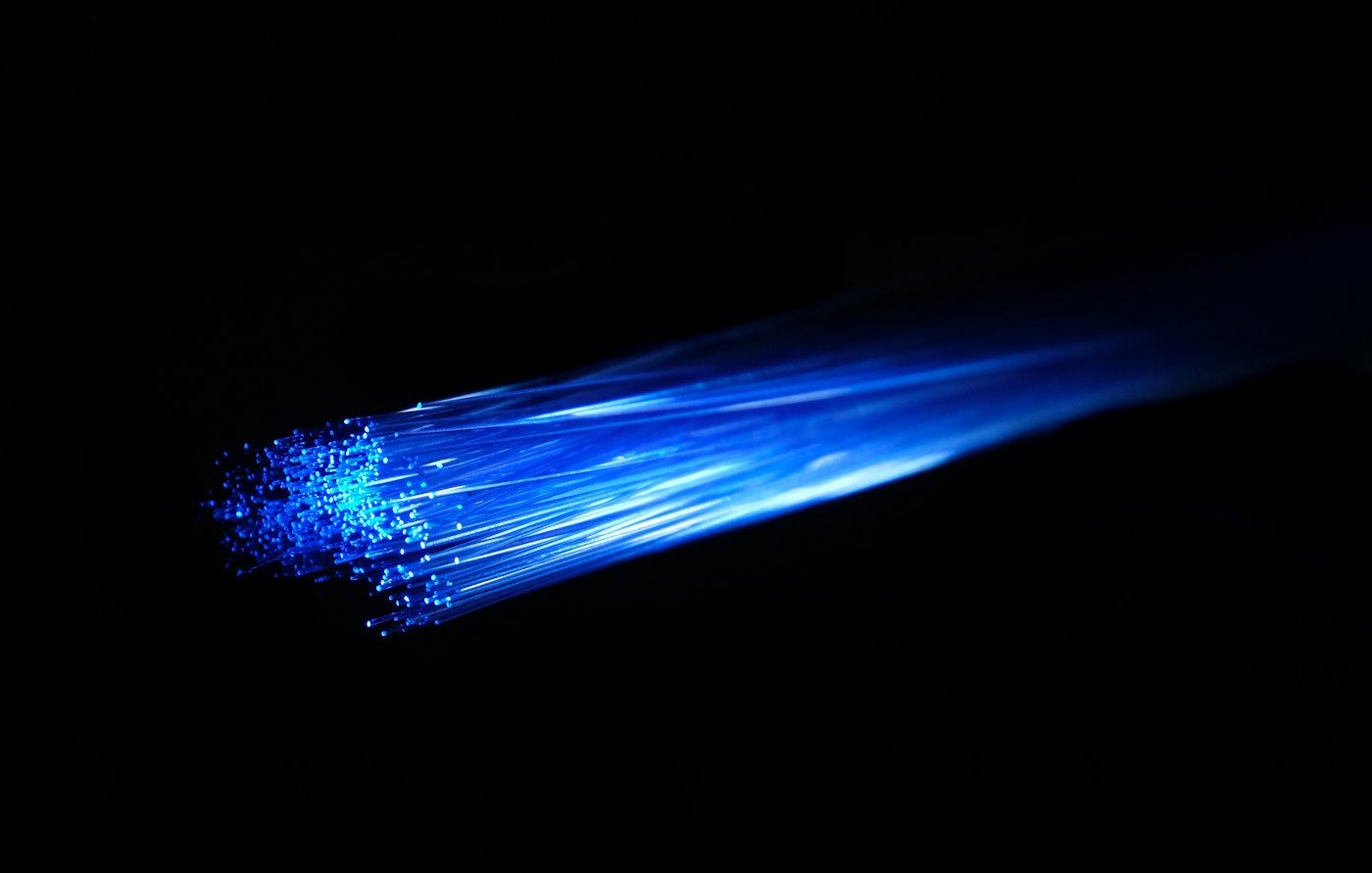 Haz de fibra óptica azul iluminado