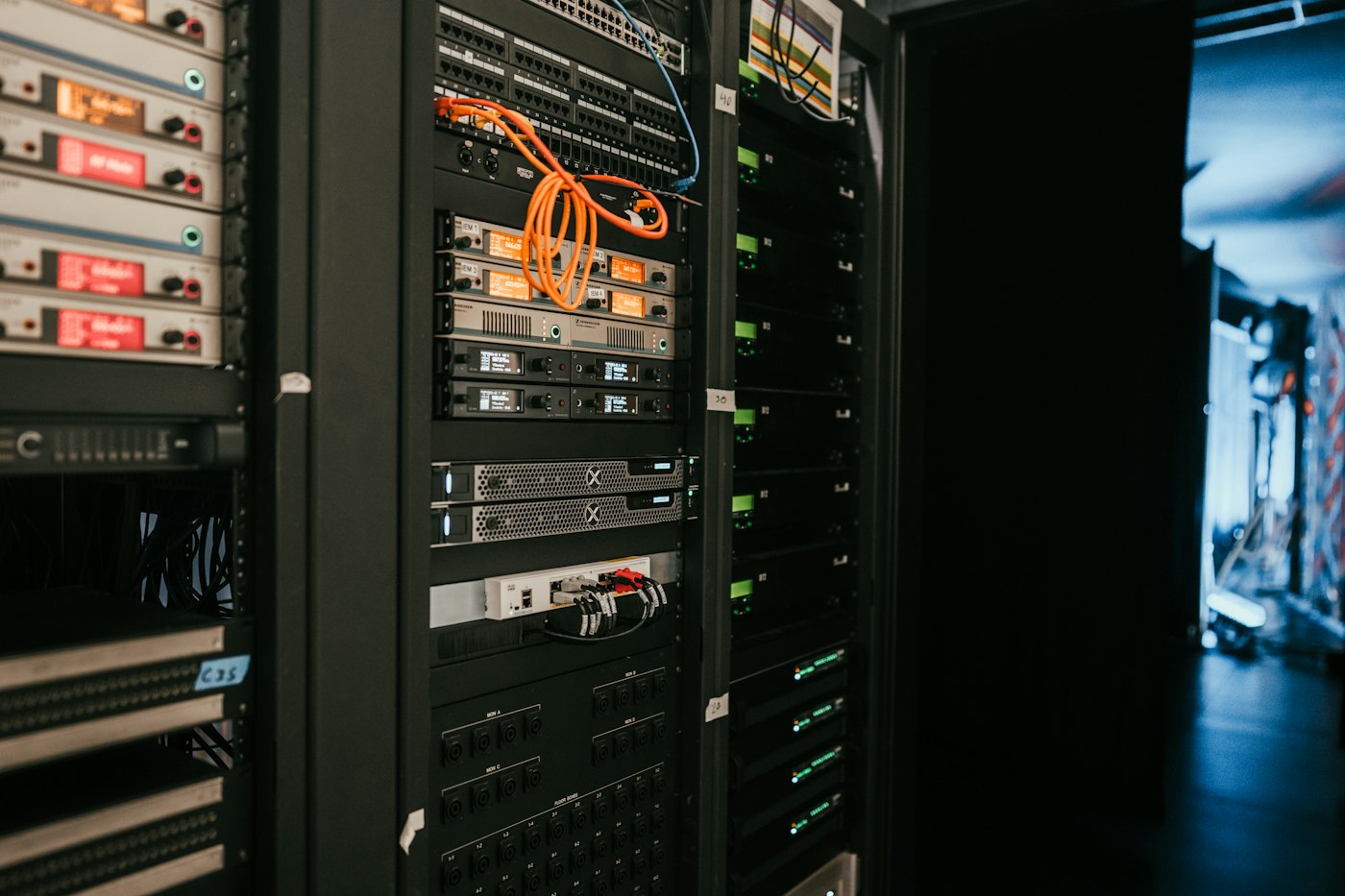 Rack de servidores y equipos de red empresariales